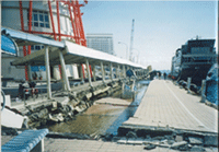 1995年兵庫県南部地震，神戸港の写真
